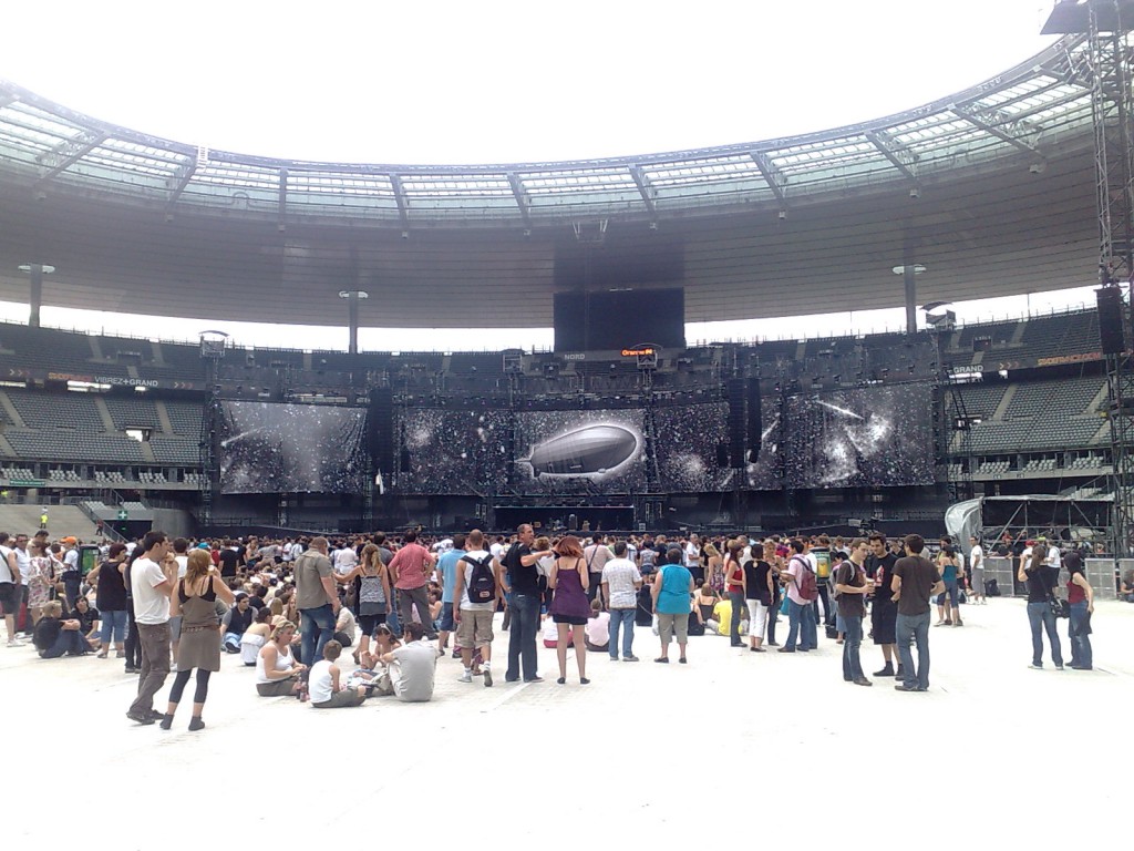 La fosse avant le concert et les écrans géants "camouflés" au fond (on ne changera pas de place durant tout le concert)